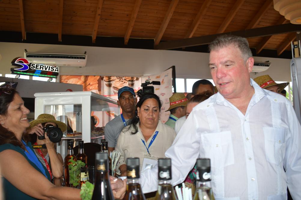 第42屆古巴國際旅游博覽會5月2日在古巴謝戈德阿維拉省國王花園群島開幕。古巴總理馬雷羅在開幕式上說，古巴將繼續(xù)推動旅游業(yè)復蘇，并促進旅游業(yè)與經濟其他行業(yè)融合發(fā)展。新華社記者 林朝暉 攝