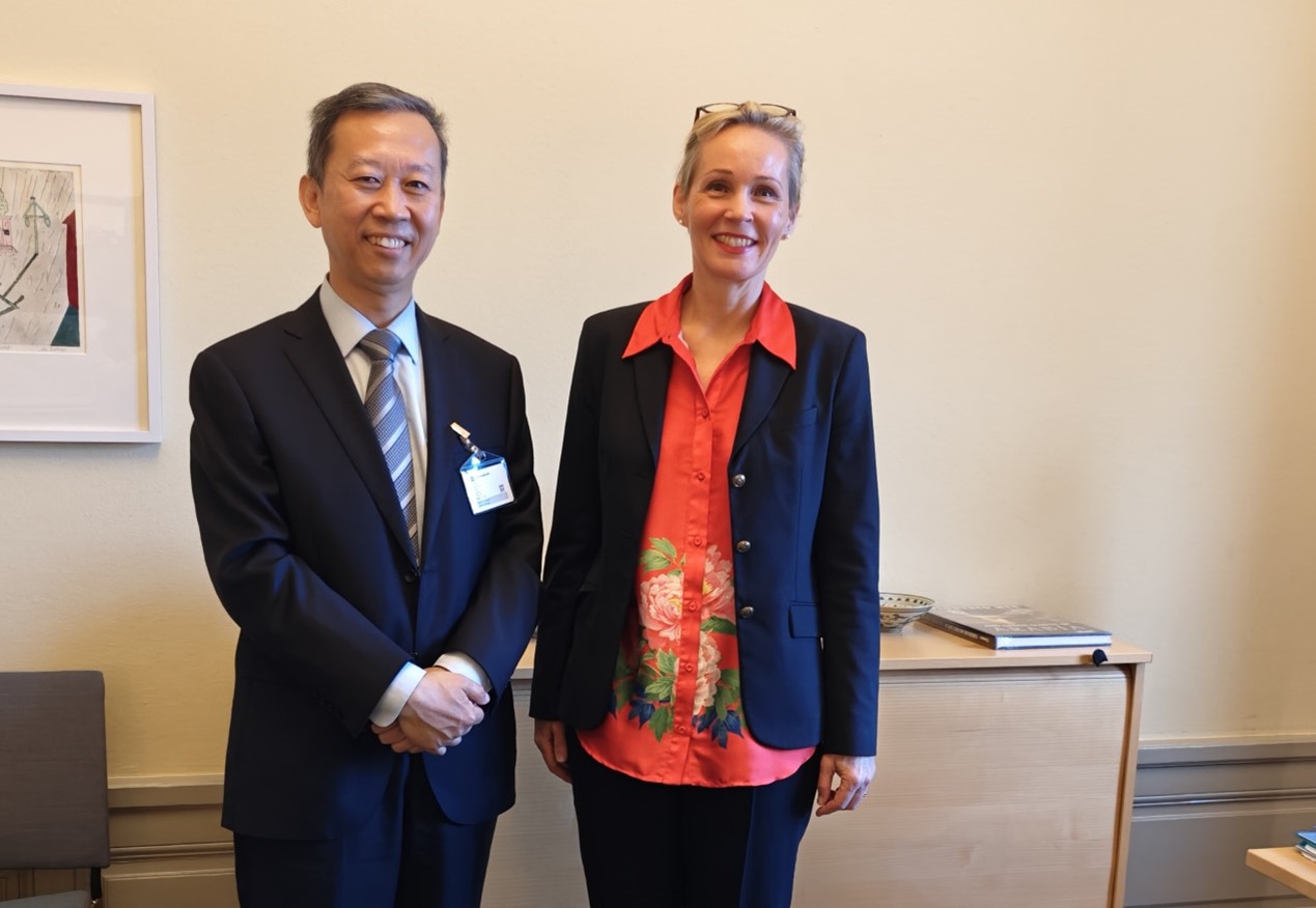 中國駐瑞典大使崔愛民會見瑞典外交部外貿(mào)總司長米蘭德。中國駐瑞典大使館供圖