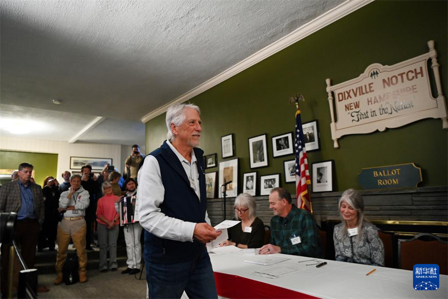 11月5日，在美國(guó)新罕布什爾州迪克斯維爾山口鎮(zhèn)，一名選民準(zhǔn)備填寫選票。新華社記者 李睿 攝