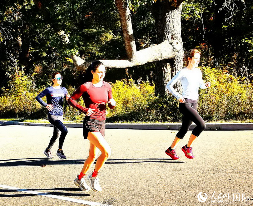 高地公園的健身者。于世文  攝     