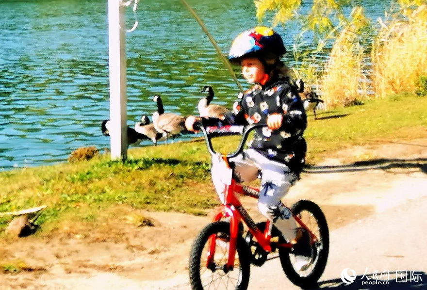 高地公園湖畔騎行的小童。于世文     攝    