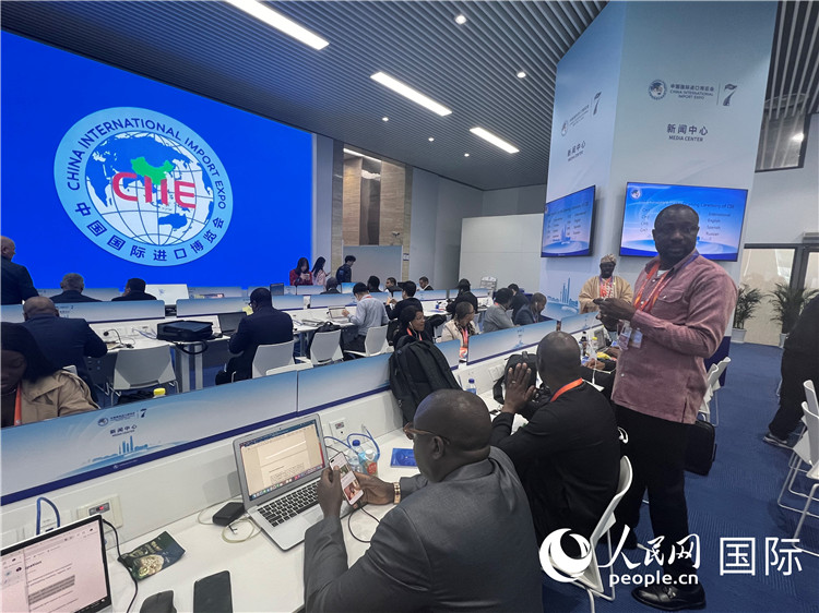 11月5日，非洲記者在進(jìn)博會媒體中心內(nèi)工作。 （人民網(wǎng) 艾里士 攝）