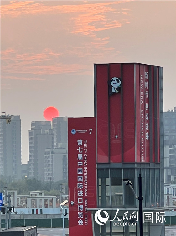 在進(jìn)博會主會場國家會展中心（上海）看到的夕陽。 （人民網(wǎng) 艾里士 攝）