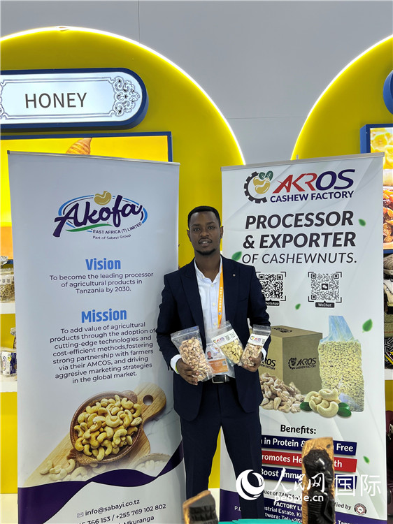 11月6日，杰克遜·喬爾在第七屆中國國際進(jìn)口博覽會(huì)坦桑尼亞館展示產(chǎn)品。（人民網(wǎng) 艾里士 攝）