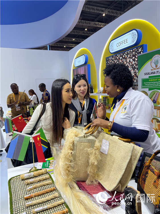 11月6日，參觀者在第七屆中國國際進(jìn)口博覽會(huì)坦桑尼亞館咨詢產(chǎn)品。（人民網(wǎng) 艾里士 攝）