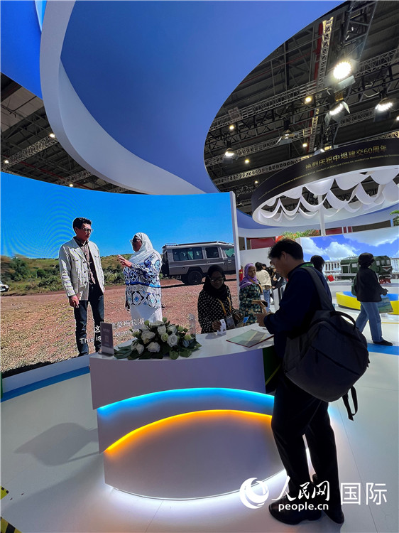 11月6日，參觀者在第七屆中國國際進(jìn)口博覽會(huì)坦桑尼亞館參觀。（人民網(wǎng) 艾里士 攝）