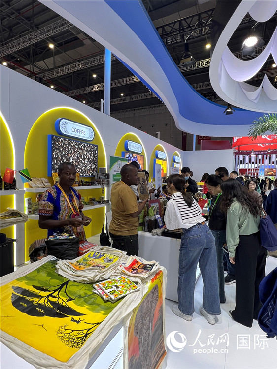 11月6日，參觀者在第七屆中國國際進(jìn)口博覽會(huì)坦桑尼亞館咨詢產(chǎn)品。（人民網(wǎng) 艾里士 攝）