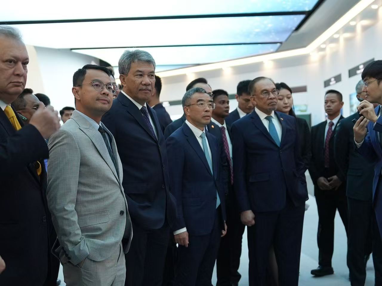 11月7日，李鍵聰（左二）與馬來西亞總理安瓦爾一行在北京參觀。（受訪者供圖）