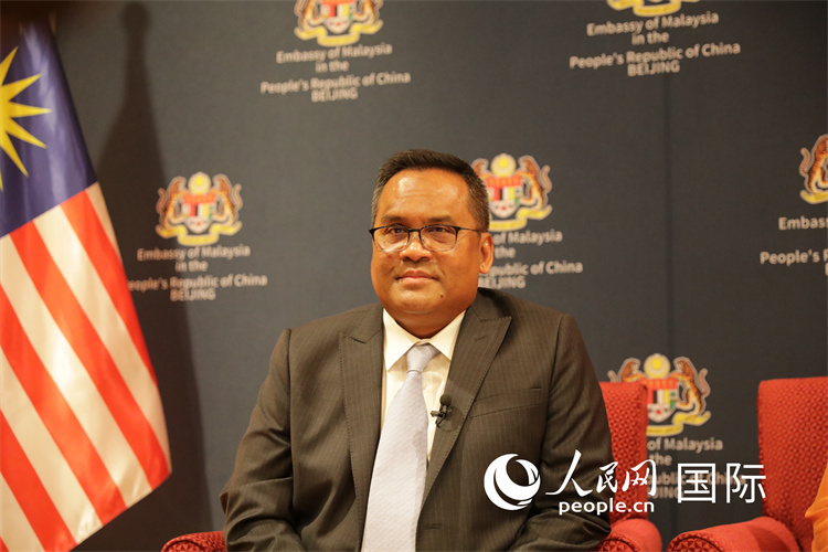 馬來西亞駐華大使諾曼在11月12日召開的記者見面會上回答記者提問。人民網(wǎng) 王婧攝