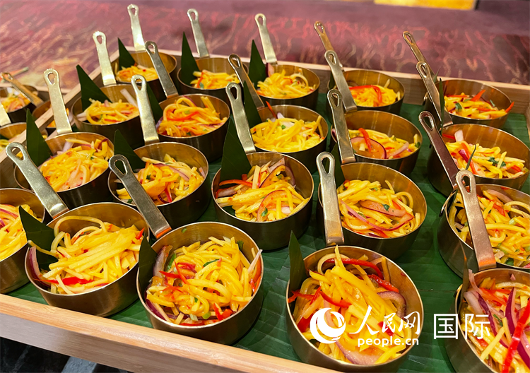 馬來西亞美食節(jié)現(xiàn)場準(zhǔn)備的美食。人民網(wǎng) 王婧攝