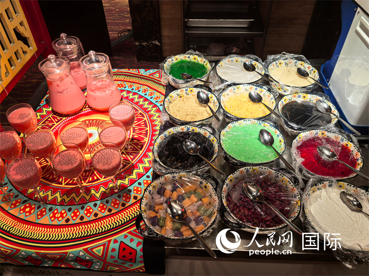 馬來西亞美食節(jié)現(xiàn)場準(zhǔn)備的美食。人民網(wǎng) 楊春燕攝