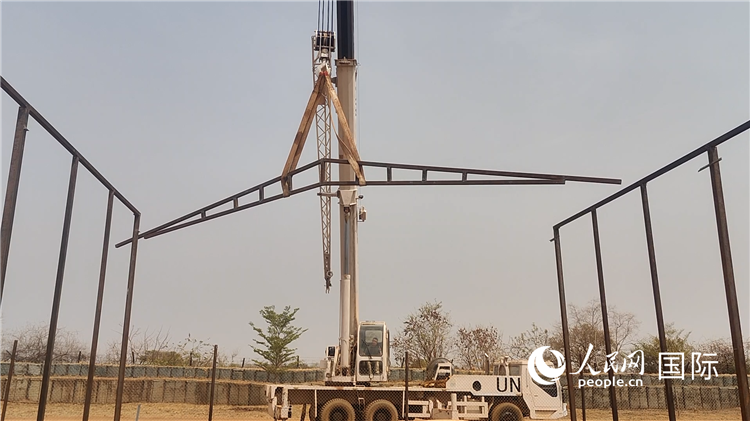 ▲吊裝洗車棚鋼架構(gòu)(秦貴君攝)