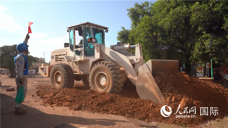 ▲修復(fù)市區(qū)主干道(秦貴君攝)