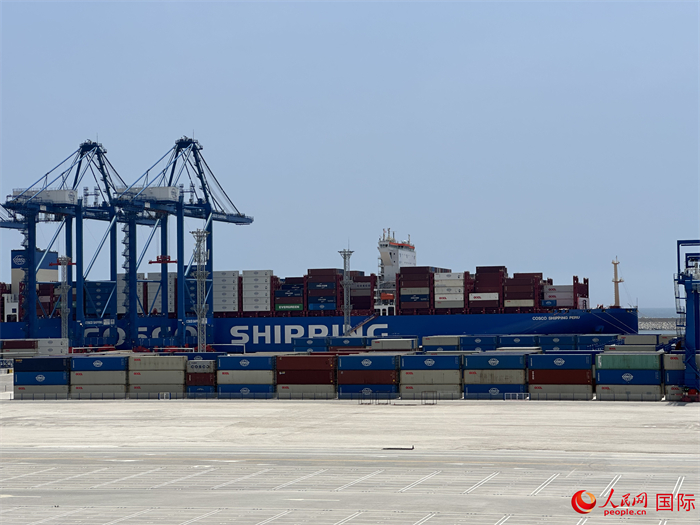 當(dāng)?shù)貢r間11月15日，秘魯錢凱港碼頭操作區(qū)現(xiàn)場。人民網(wǎng)記者 周雨攝