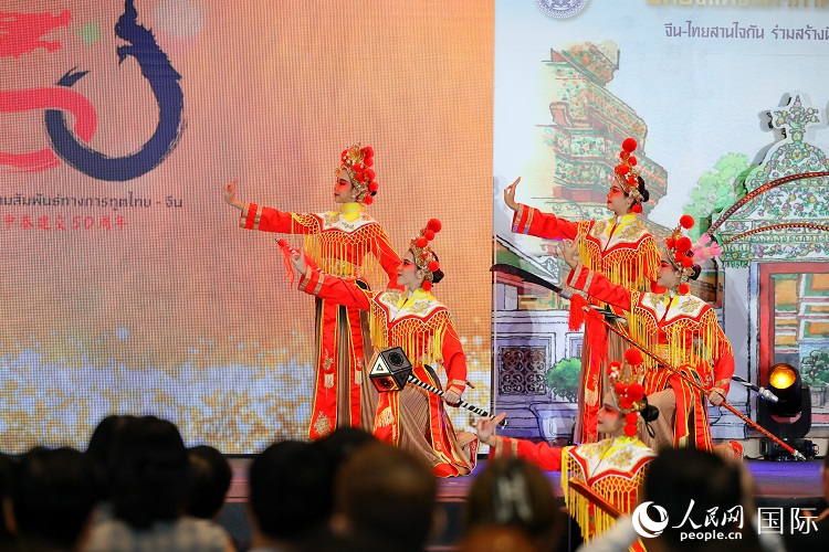 活動現(xiàn)場的文藝表演。