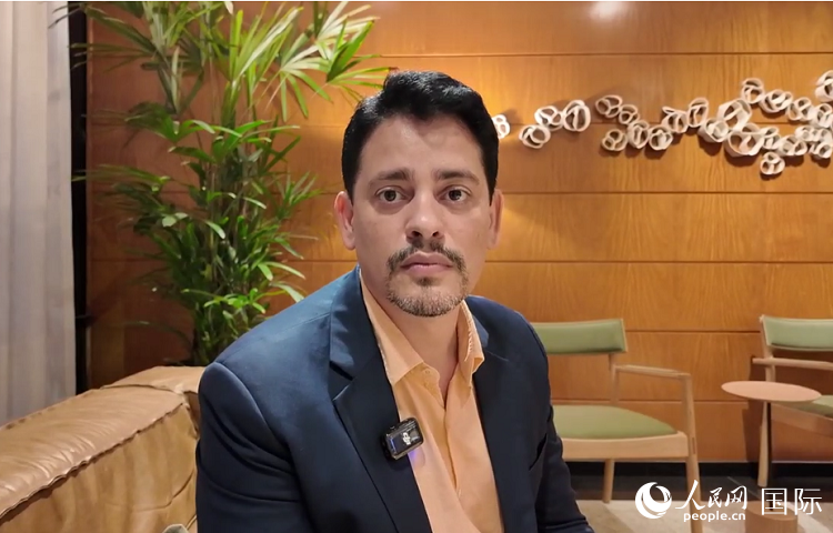 巴西青年任途在參加G20社會(huì)峰會(huì)期間接受人民網(wǎng)專訪。人民網(wǎng) 張榮攝