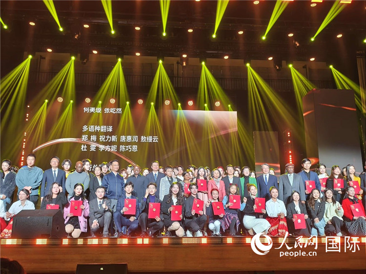 第二屆“全球青年雙語主持主播大賽”頒獎典禮23日晚在中國傳媒大學舉行，圖為頒獎嘉賓與獲獎選手合影留念。（人民網(wǎng)記者 魯揚攝）