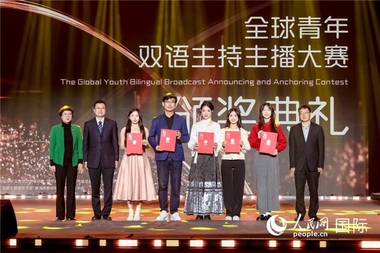 國觀智庫副理事長李新玉博士，中國日報社21世紀報總編輯曾慶鍇，國家廣播電視總局國際合作司前司長閆成勝為獲得銀獎的選手頒獎。（圖片由中國傳媒大學提供）