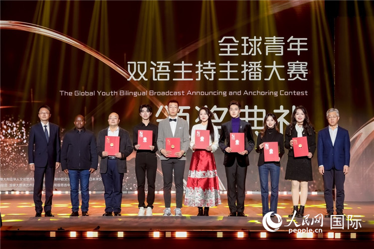 中國傳媒大學黨委常委、副校長楊懿，布隆迪駐華使館第一參贊阿爾弗雷德·布里馬索，中國新聞網(wǎng)副總編輯薛立勝為獲得銅獎的選手頒獎。（圖片由中國傳媒大學提供）