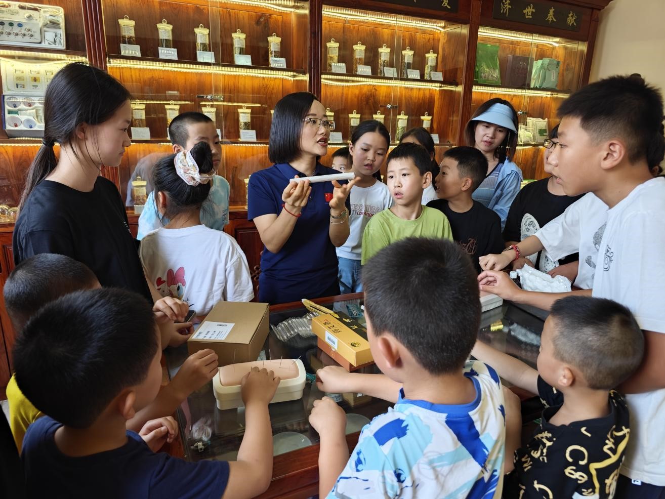 在津中國孩子聚焦中醫(yī)藥       中國援津巴布韋醫(yī)療隊(duì) 供圖