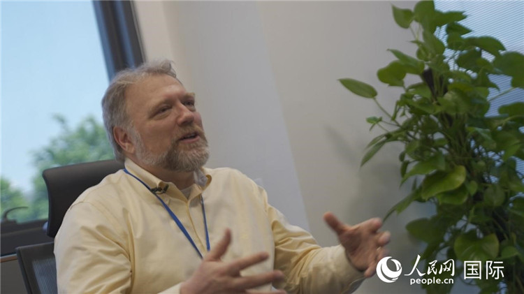 在康寧顯示科技（重慶）有限公司，軻寶華接受記者采訪。人民網(wǎng)記者 蘇纓翔攝