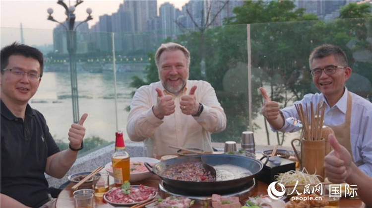 軻寶華和同事在重慶南濱路吃火鍋。人民網(wǎng)記者 蘇纓翔攝