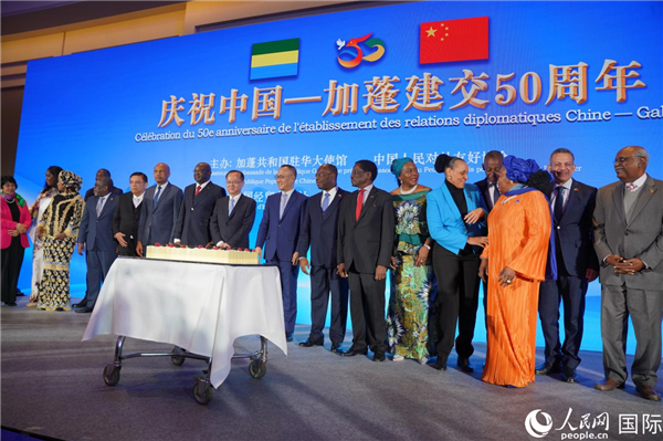 與會嘉賓上臺合影留念。人民網(wǎng) 孫鴻宇攝