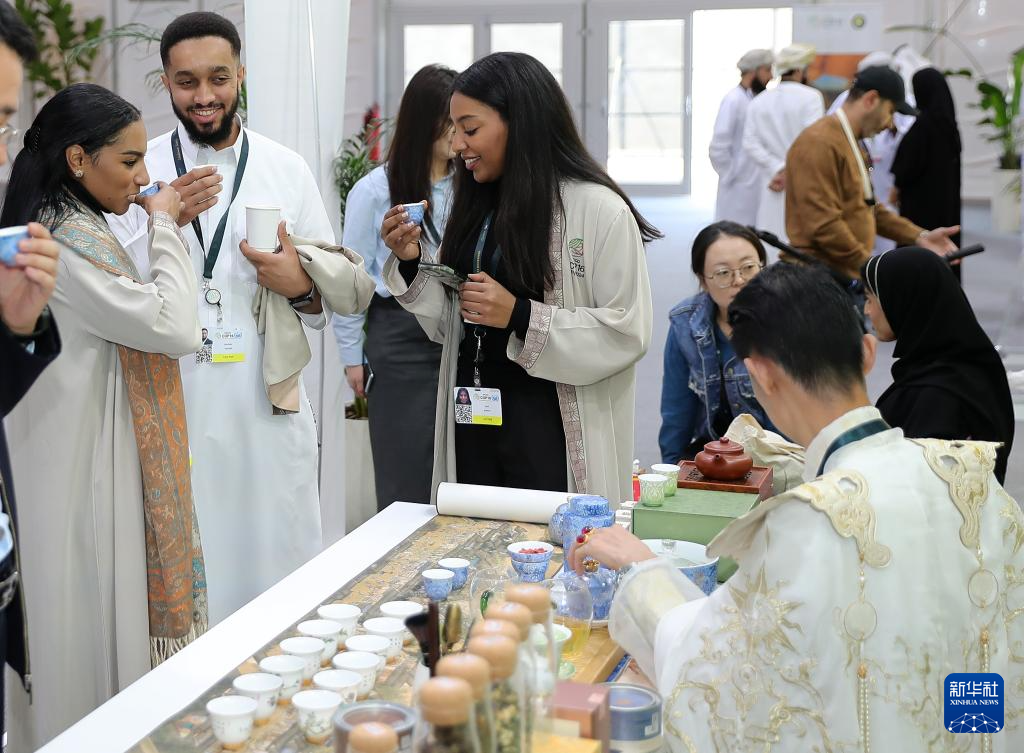 12月4日，參會(huì)者在沙特阿拉伯利雅得的聯(lián)合國防治荒漠化公約大會(huì)中國館品嘗中國茶。新華社記者 王東震 攝