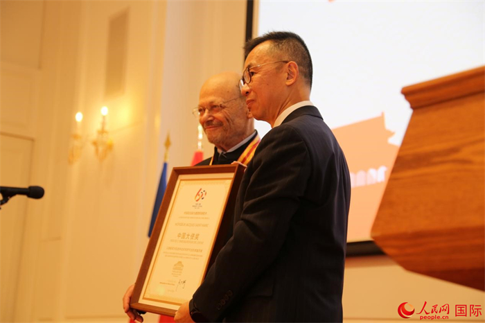 中國(guó)駐法國(guó)大使盧沙野為法國(guó)友好人士頒發(fā)“中法建交60周年中國(guó)大使獎(jiǎng)”。人民網(wǎng)記者 于超凡攝