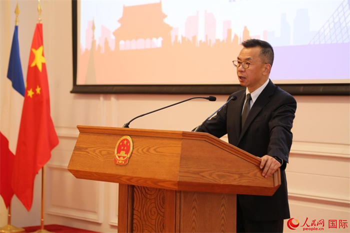 中國(guó)駐法國(guó)大使盧沙野在中法友好招待會(huì)上發(fā)表講話。人民網(wǎng)記者 于超凡攝