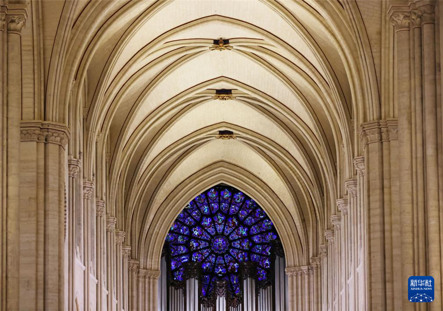 這是12月8日在重新開放儀式上拍攝的巴黎圣母院內(nèi)景。