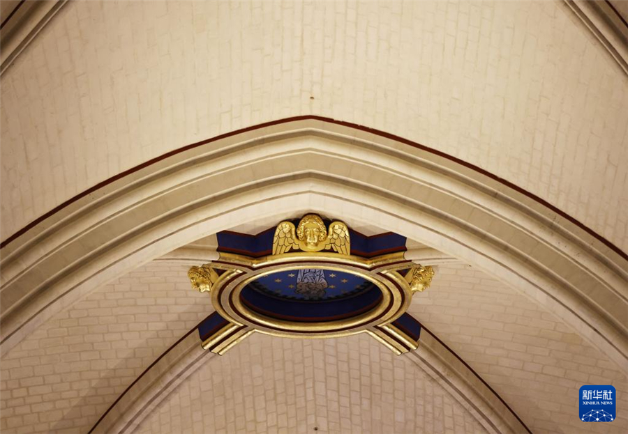 這是12月8日在重新開放儀式上拍攝的巴黎圣母院內(nèi)景。