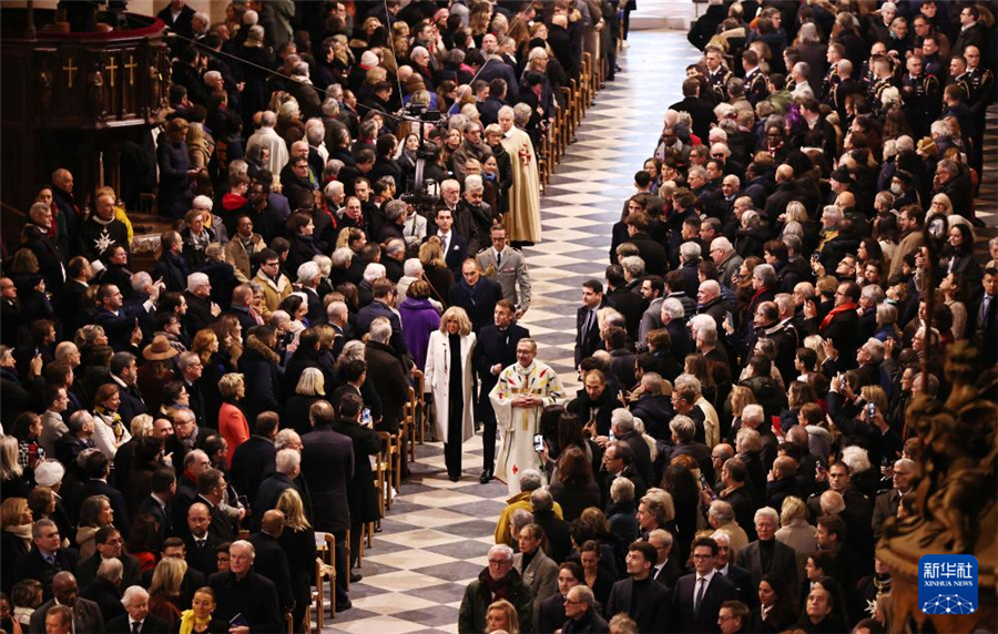 12月8日，法國總統(tǒng)馬克龍和夫人布麗吉特抵達巴黎圣母院出席重新開放儀式。