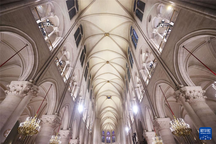 這是12月8日在重新開放儀式上拍攝的巴黎圣母院內(nèi)景。