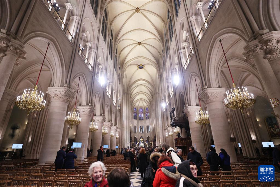 這是12月8日在重新開放儀式上拍攝的巴黎圣母院內(nèi)景。