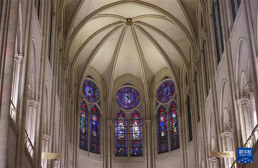 這是12月8日在重新開放儀式上拍攝的巴黎圣母院內(nèi)景。