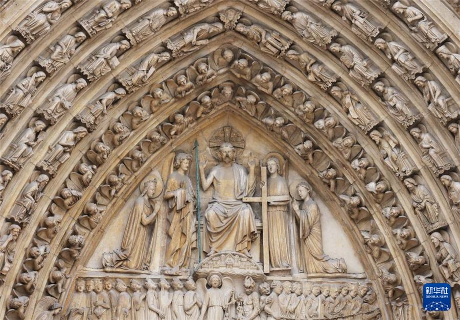 這是12月8日拍攝的巴黎圣母院外景。