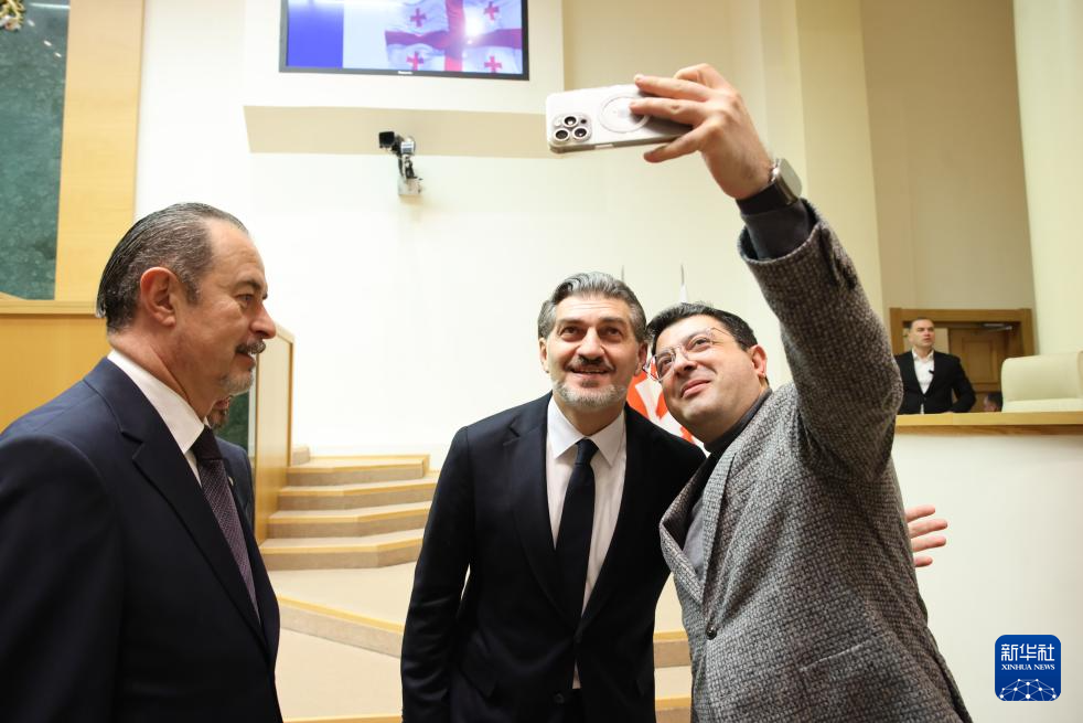 12月14日，在格魯吉亞首都第比利斯，當(dāng)選新總統(tǒng)的卡韋拉什維利（中）與議員代表自拍留念。新華社發(fā)（格魯吉亞議會(huì)辦公廳供圖）