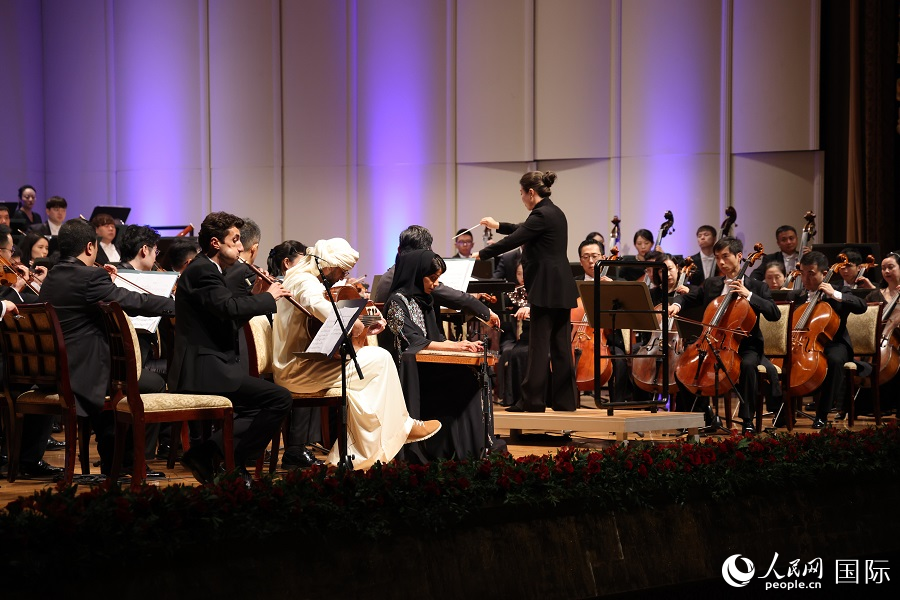 阿聯(lián)酋當(dāng)?shù)匾魳芳遗c中國(guó)交響樂團(tuán)聯(lián)袂演奏阿聯(lián)酋新創(chuàng)作品《亞巴赫爾》。人民網(wǎng)記者 張志文攝