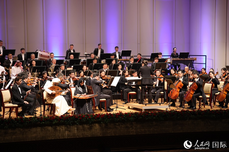 音樂會開場，中阿音樂家聯(lián)袂演奏的阿聯(lián)酋新創(chuàng)作品《亞巴赫爾》曲韻悠長。人民網(wǎng)記者 張志文攝
