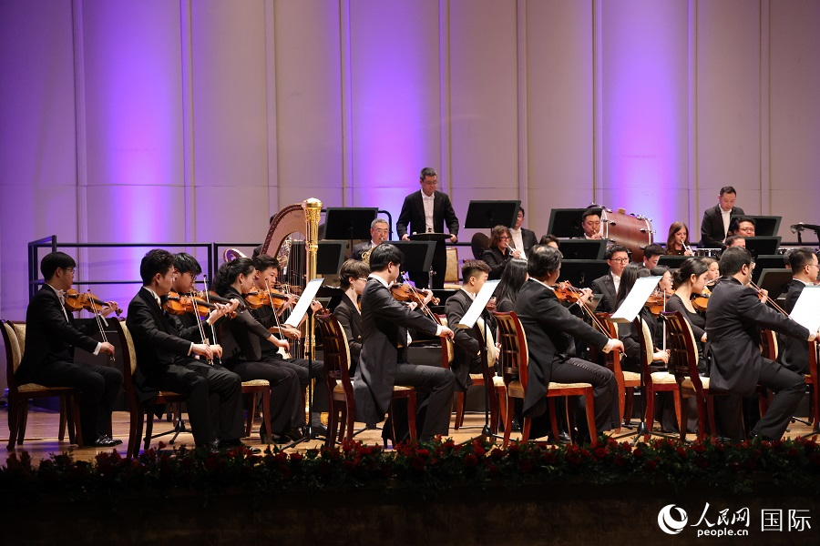 在返場環(huán)節(jié)，由中國交響樂團(tuán)與阿布扎比青年管弦樂團(tuán)共同演繹曲目《俄羅斯舞曲》和《茉莉花》。人民網(wǎng)記者 張志文攝