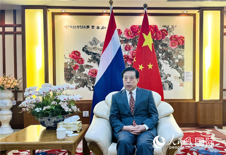 2024年12月10日，中國駐泰國大使韓志強(qiáng)在泰國曼谷接受中國—東盟中心（ACC）組織的“多彩東盟：2024年中國媒體東盟行”媒體團(tuán)采訪。人民網(wǎng)記者 羨江楠攝