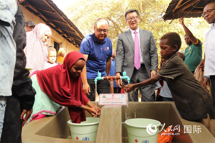 安全供水工程揭牌儀式現(xiàn)場。施亮攝