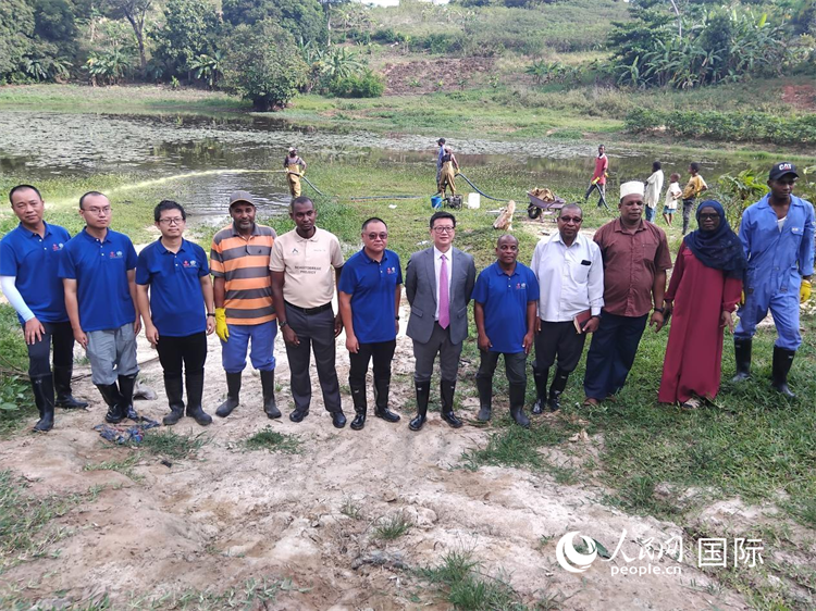 滅螺現(xiàn)場。施亮攝