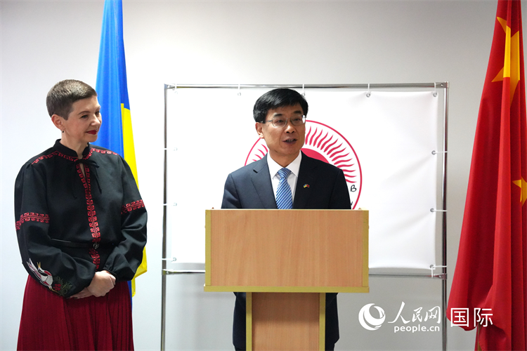 中國駐烏克蘭大使馬升琨致辭，左為基輔第一東方語言學(xué)校校長普羅斯庫拉 （人民網(wǎng)記者 蔡子暢攝）