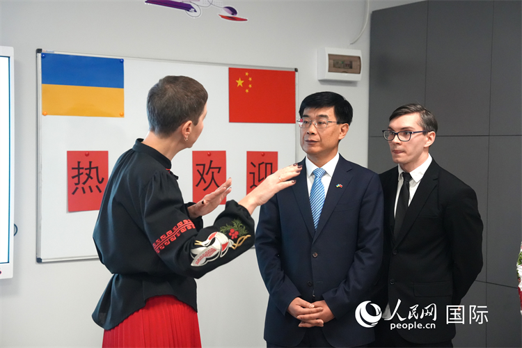 普羅斯庫拉校長向馬升琨大使介紹學(xué)校建設(shè)情況 （人民網(wǎng)記者 蔡子暢攝）