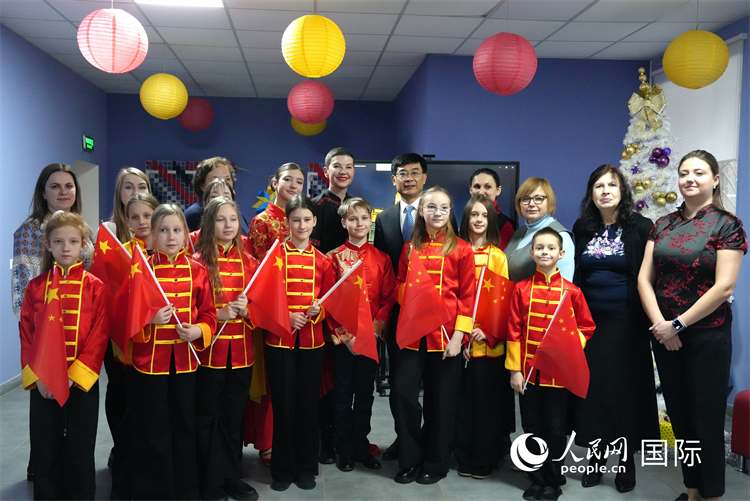 馬升琨大使與師生代表合影 （人民網(wǎng)記者 蔡子暢攝）