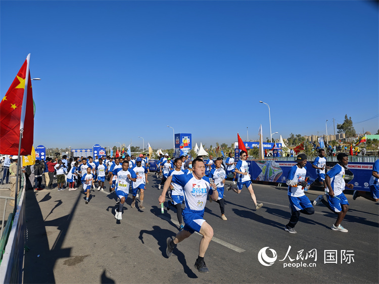 第19屆中埃友誼長(zhǎng)跑接力賽現(xiàn)場(chǎng)2。張洪衛(wèi)攝