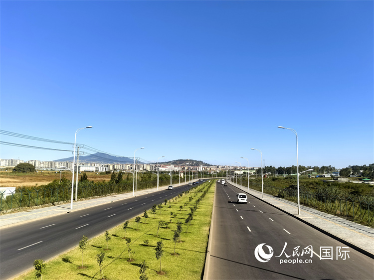 新近完工的埃塞俄比亞卡里提環(huán)線—布爾布拉—克林圖公路遠(yuǎn)景。張洪衛(wèi)攝