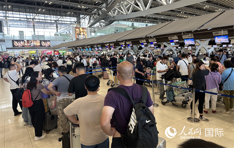 各國游客在泰國素萬那普機場辦理值機業(yè)務(wù)。人民網(wǎng)記者 簡承淵攝